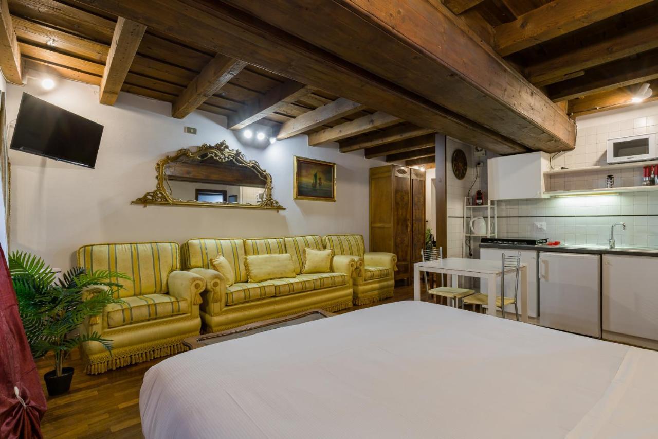 Leoncin D'Oro Apartment เวโรนา ภายนอก รูปภาพ